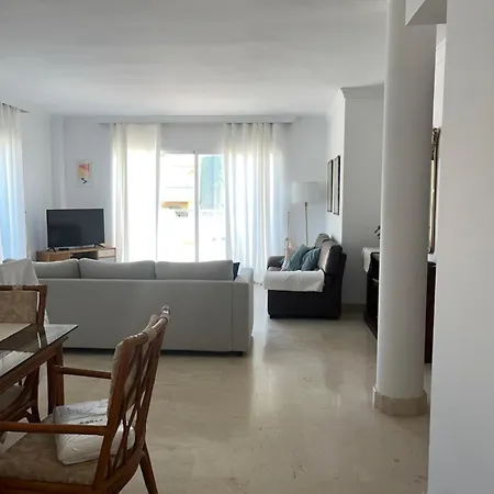 Stunning 2 Bed Penthouse With Large Sun Terrace And Pool Views *